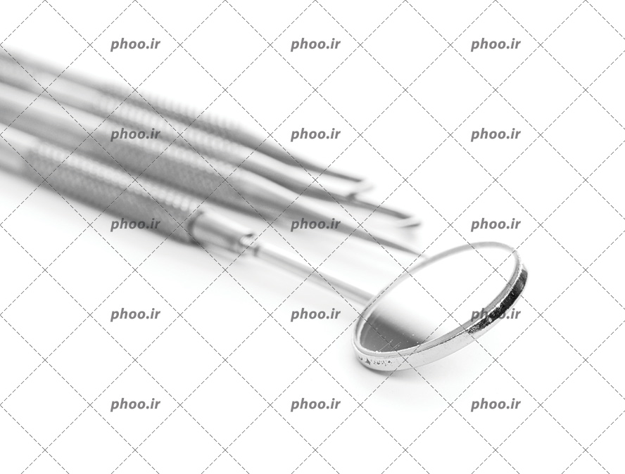 عکس با کیفیت آینه مقعر در کناردیگر تجهیزات دندانپزشکی در پس زمینه سفید