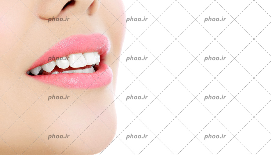 عکس با کیفیت زن با لب های خوش فرم به رنگ صورتی و دندان های سفید و درخشان و بک گراند به رنگ سفید
