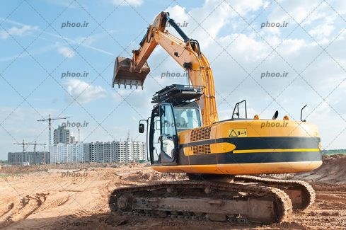 عکس با کیفیت ماشین مخصوص خاک برداری در زمین خاکی در حال ساخت