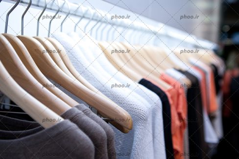 عکس با کیفیت لباس های زیبای زنانه آویز به جا لباسی در رگال