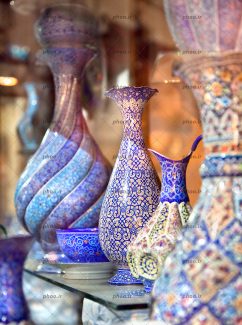 عکس با کیفیت گلدان های زیبا به رنگ لاجوردی و رنگارنگ با طرح های سنتی و اسلیمی در کنار یکدیگر