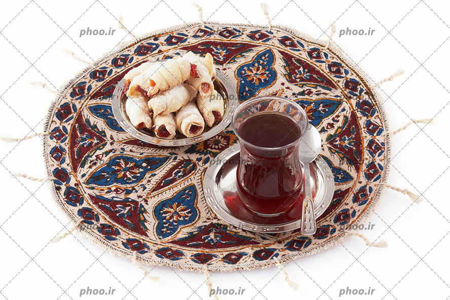 عکس با کیفیت چای داخل استکان کمر باریک و در کنار ظرف شیرینی و داخل سینی و پارچه داخل سینی به رنگ زیبا و با طرح های اسلیمی سنتی