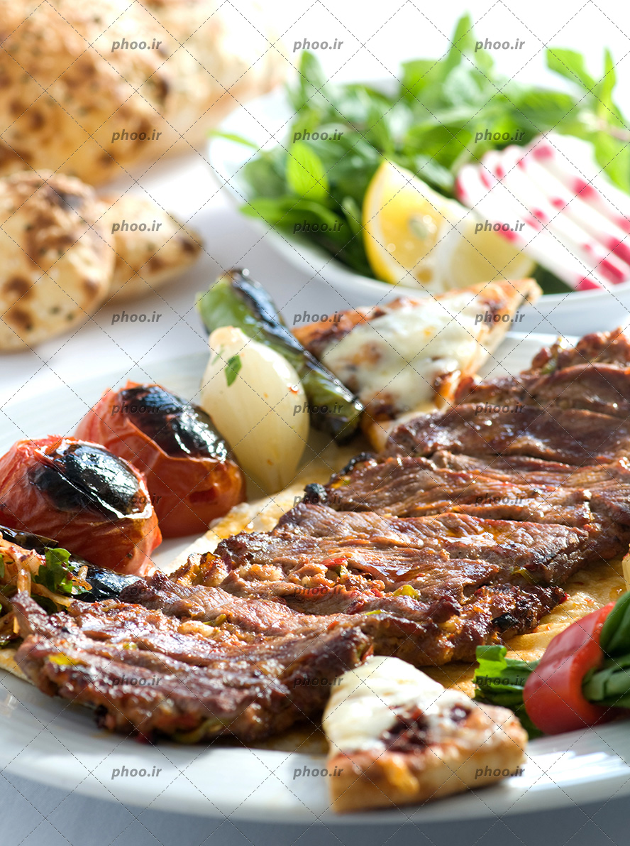 عکس با کیفیت کباب برگ به همراه لیمو ترش و گوجه و ریحان
