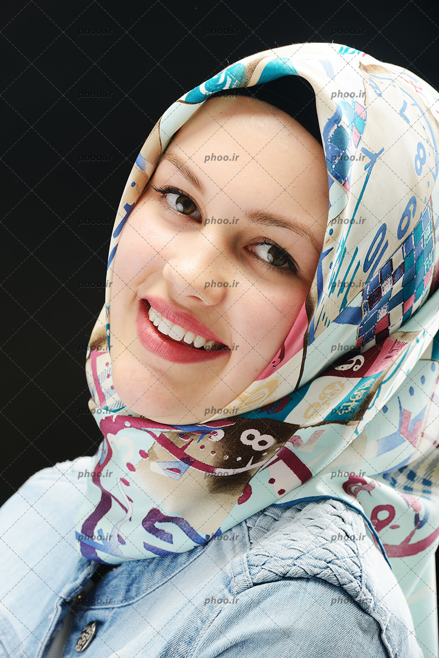 عکس با کیفیت زن زیبا با پوشش کامل و روسری زیبا با طراحی جذاب