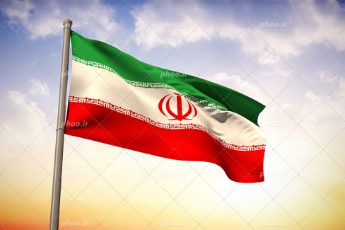 عکس با کیفیت پرچم ایران در آسمان آبی در حال غروب