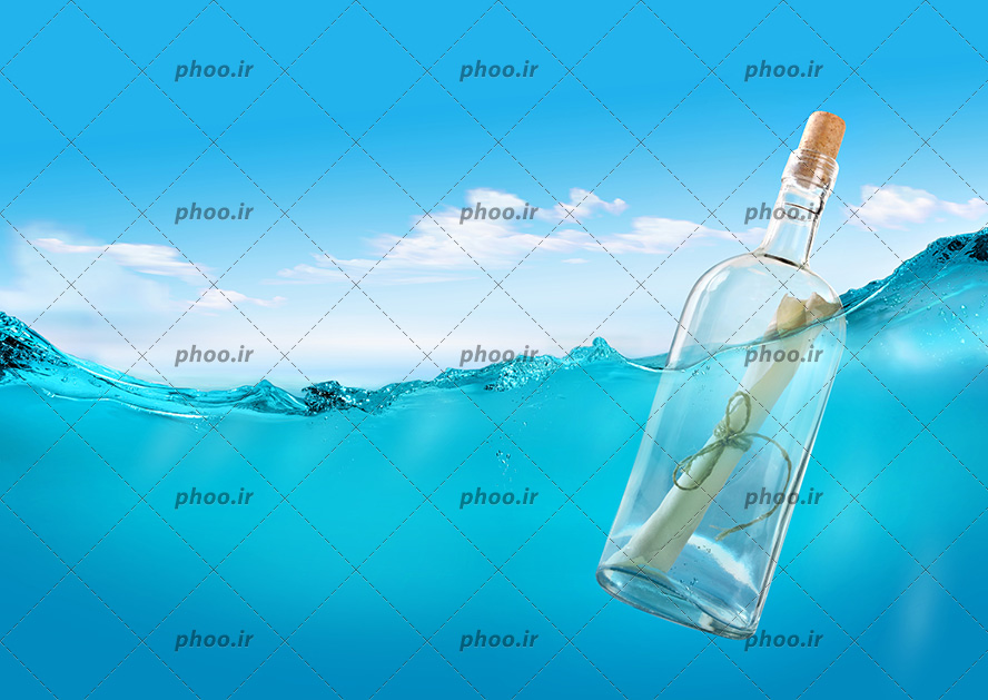 عکس با کیفیت نامه داخل بطری شناور بر روی آب دریا