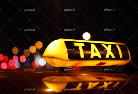 عکس با کیفیت چراغ روشنایی بالای سقف تاکسی در شب