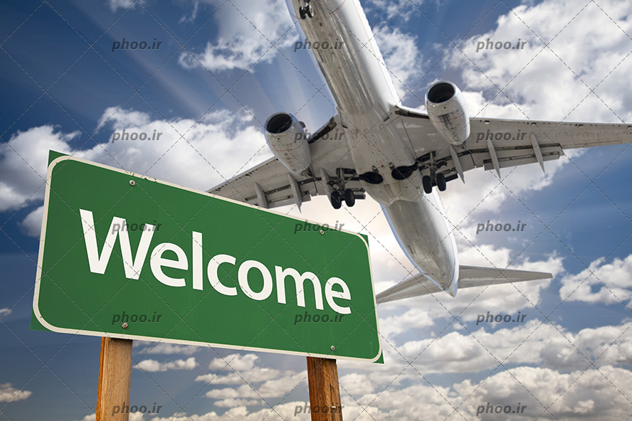 عکس با کیفیت تابلوی سبز با نوشته ی (welcome) به معنی خوشامد گفتن و هواپیما در حال پرواز
