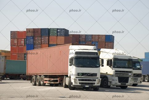 عکس با کیفیت ترانزیت ها در حال حمل کانتینر های رنگارنگ