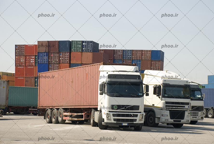 عکس با کیفیت ترانزیت ها در حال حمل کانتینر های رنگارنگ