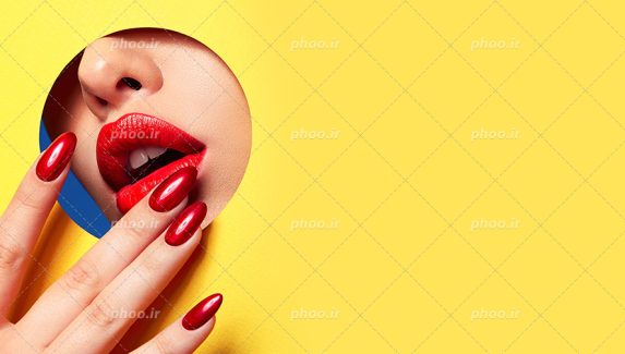 عکس با کیفیت کاغذ برش خورده به شکل دایره و لب های رژ زده زن که بیرون آمده از دایره و ناخن های لاک زده او در گوشه ای از تصویر