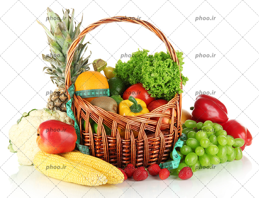 عکس با کیفیت انواع سبزیجات و میوه جات در سبد حصیری و متر بر روی آن ها به منظور رژیم غذایی