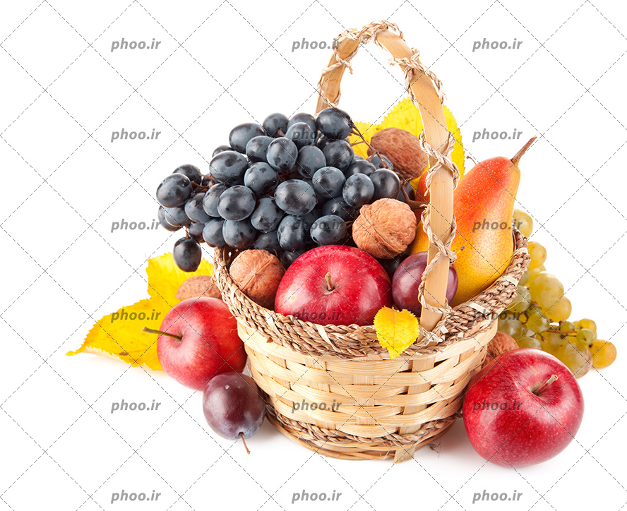 عکس با کیفیت سیب و گلابی و انگور و آلو و گردو داخل سبد حصیری در پس زمینه سفید