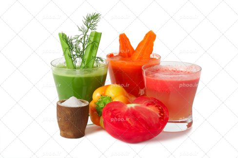 عکس با کیفیت بسیار زیبا آب کرفس و آب گوجه و آب هویچ در کنار تکه های گوجه و فلفل دلمه ای