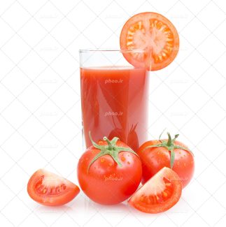 عکس با کیفیت آب گوجه تزئین شده با برشی از گوجه و دو گوچه در کنار لیوان