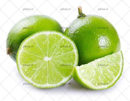 عکس با کیفیت لیمو سبز برش خورده در کنار دو لیمو سبز دیگر در پس زمینه سفید