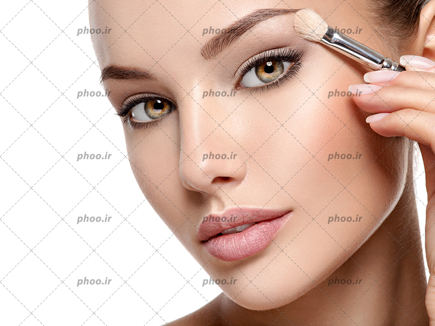 عکس با کیفیت زن زیبا با چشم های عسلی سبز در حال زدن سایه به پشت پلک