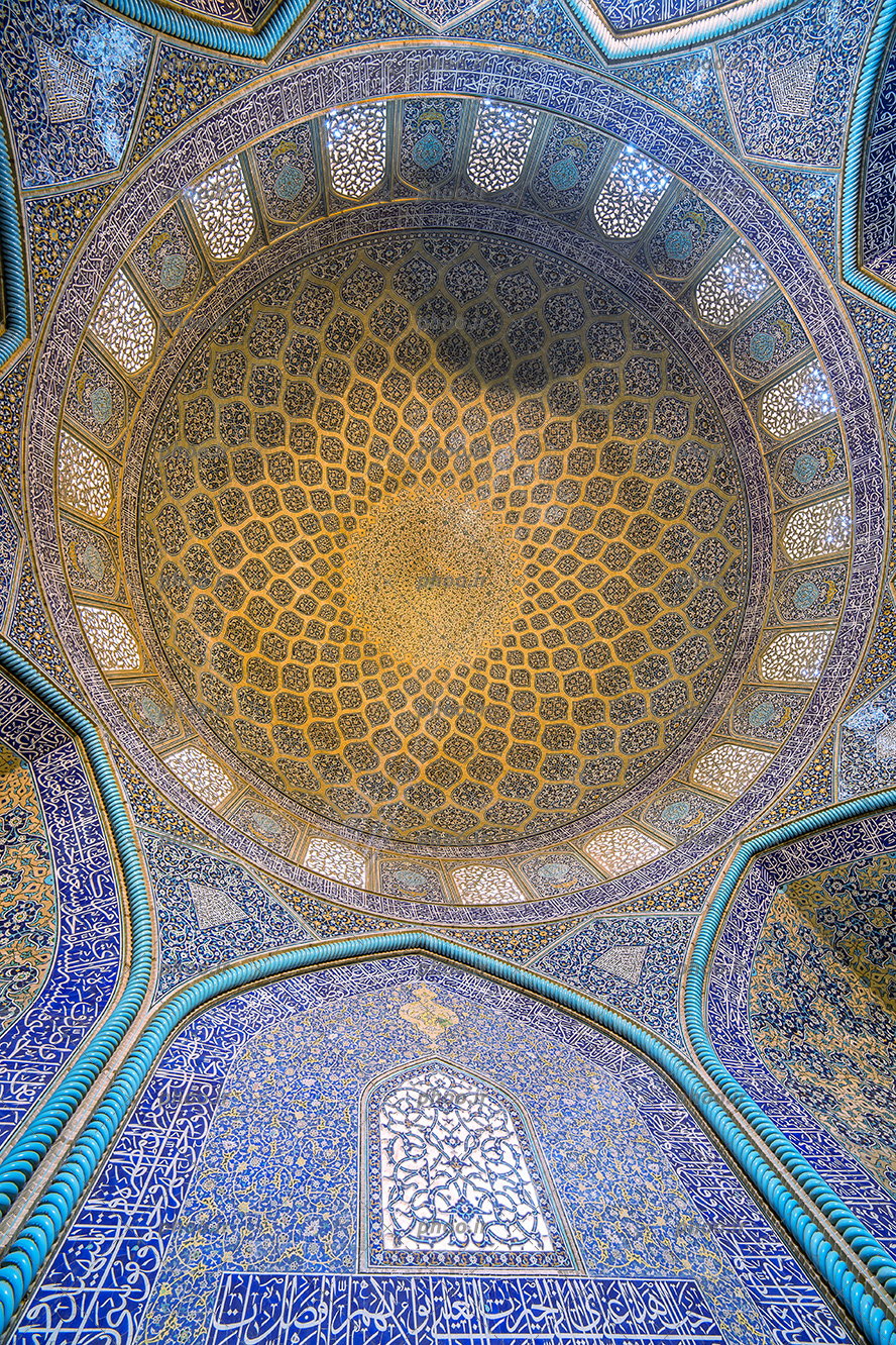 عکس با کیفیت سقف مسجد و حرم طراحی شده با نقوش هندسی و خط های اسلیمی بسیار زیبا