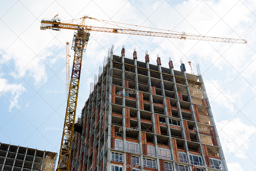 عکس با کیفیت ساختمان در حال ساخت از نمای پایین و تاورکرین در کنا ساختمان
