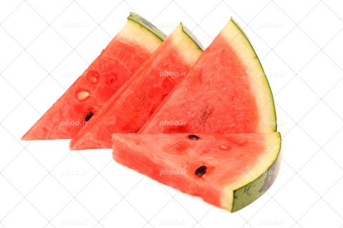 عکس با کیفیت چند قاچ هندوانه قرمز در کنار یکدیگر در پس زمینه سفید