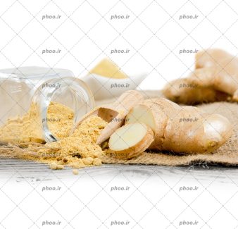 عکس گیاه و پودر زنجبیل در پس زمینه سفید