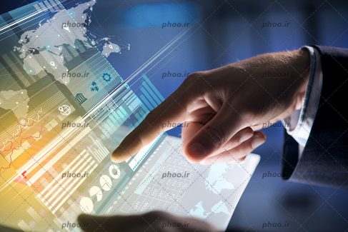عکس دست انسان در حال اشاره به تکنولوژی های پیشرفته و دیجیتال آنلاین در پس زمینه آبی