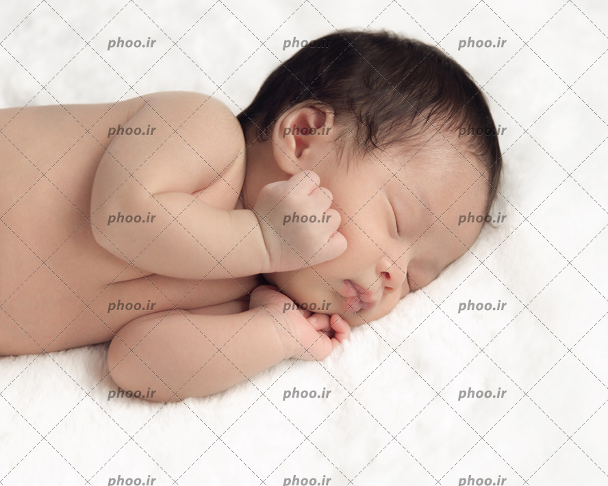 عکس نوزاد تازه متولد شده در خواب در پس زمینه سفید