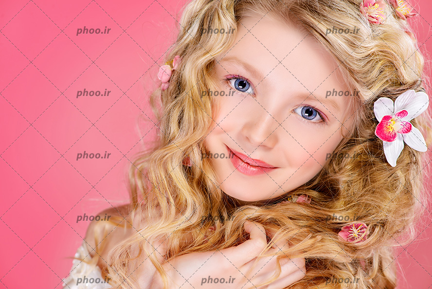 عکس با کیفیت چهره دختر زیبا در پس زمینه صورتی