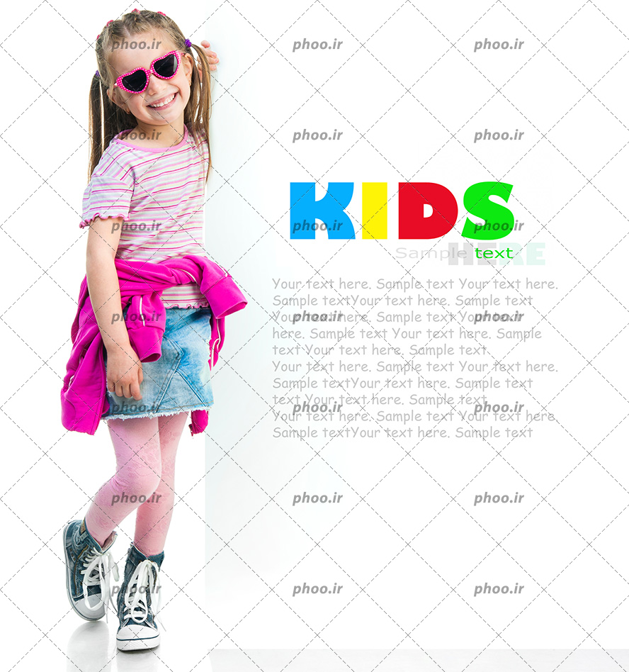 عکس با کیفیت دختر کوچولوی مد ایستاده در کنار بنر سفید با نوشته (kids)