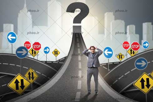 عکس تاجر گیج ایستاده در تقاطع جاده با تابلو ها و علامت های متفاوت