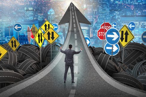 عکس تاجر با کت شلوار ایستاده در جاده در حال تردید برای انتخاب مسیر
