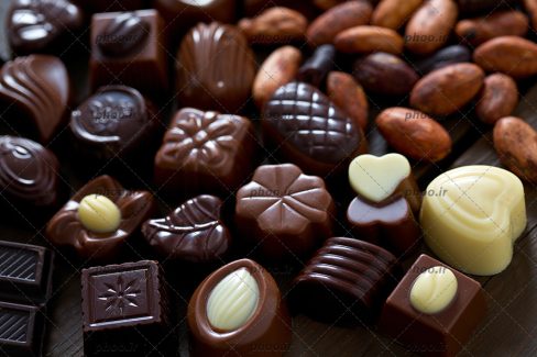 عکس آبنبات های شکلاتی و کاکائویی از نمای نزدیک