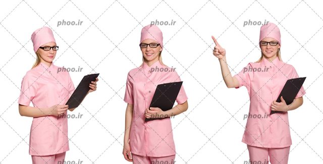 عکس پرستار زن با عینک و تخته شاسی در دست در پس زمینه سفید