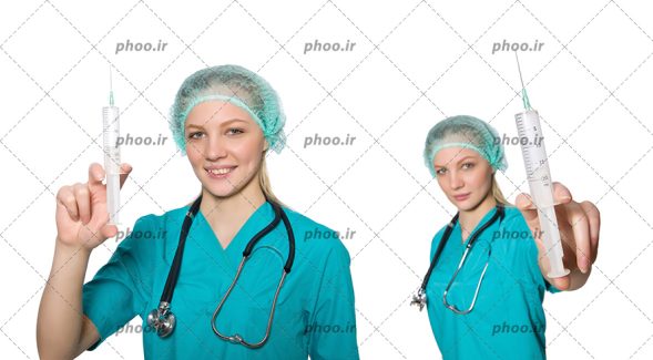 عکس پزشک زن با گوشی پزشکی و سرنگ در دست در پس زمینه سفید