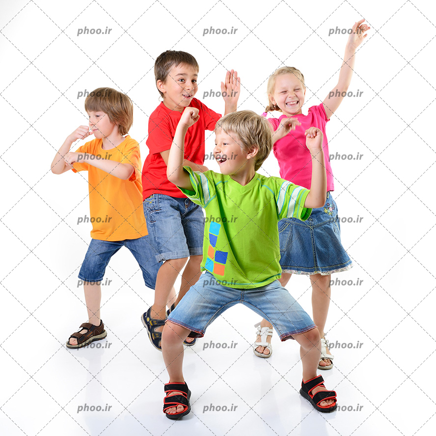 عکس با کیفیت گروهی از کودکان در حال شادی و رقص در یک پس زمینه سفید
