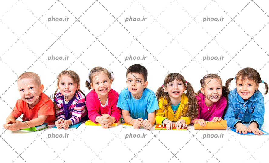عکس با کیفیت گروهی از بچه ها با کتاب در دست نشسته در پس زمینه سفید