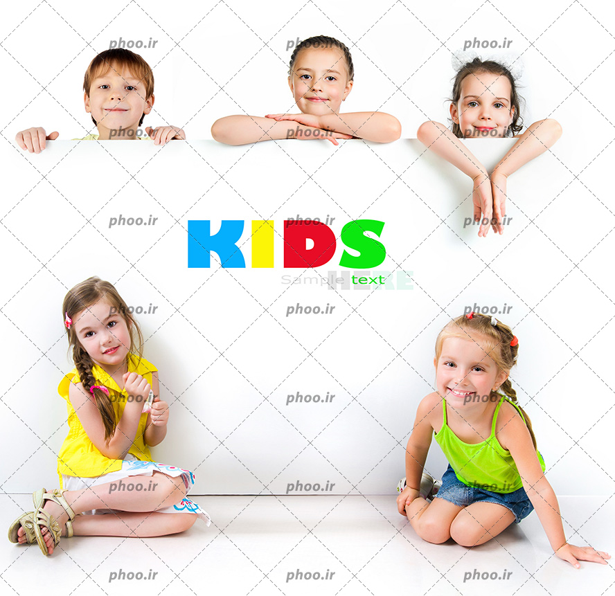عکس با کیفیت کودکان اطراف یک بنر سفید با نوشته انگلیسی (kids)