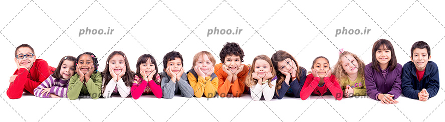 عکس با کیفیت گروهی از دختر ها و پسر های جوان نشسته در کنار هم در پس زمینه سفید