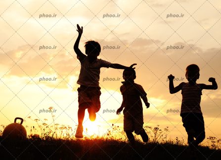 عکس با کیفیت پسر بچه های شاد در حال دویدن در پس زمینه غروب خورشید