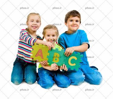 عکس با کیفیت بچه های شاد در حال یادگیری زبان انگلیسی