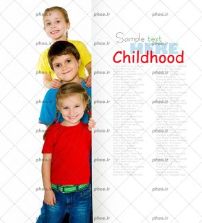 عکس با کیفیت بچه های ایستاده در کنار تابلو تبلیغاتی با نوشته انگلیسی(childhood)