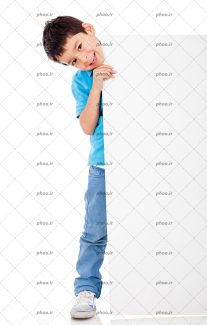 عکس با کیفیت پسر بچه شاد در کنار بنر سفید خالی