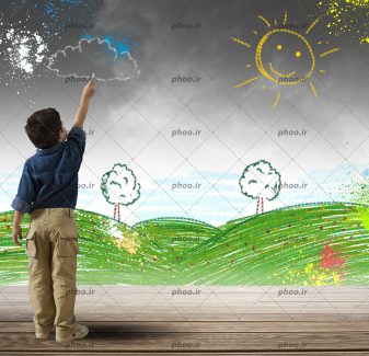 عکس با کیفیت کودک در حال کشیدن نقاشی طبیعت بر روی دیوار