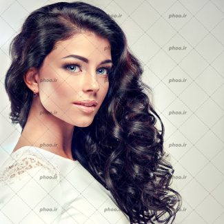 عکس مدل زن با موهای مشکی فر و چشمان آبی