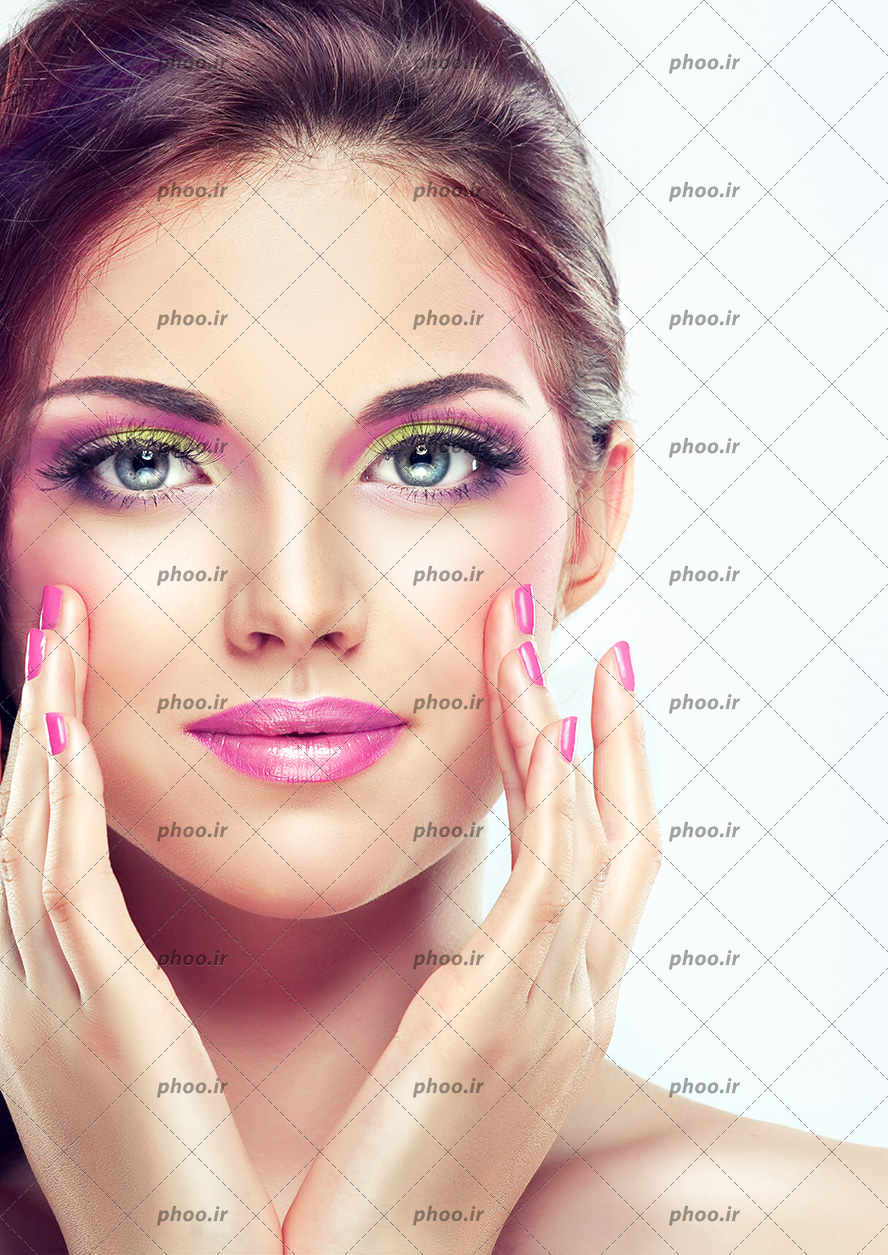 عکس مدل زن آرایش کرده در زمینه سفید