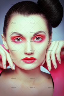 عکس مدل زن آرایش کرده و موهای مشکی بسته