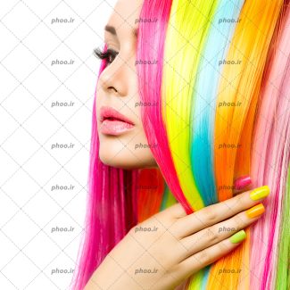 عکس مدل زن با موهای رنگارنگ در زمینه سفید