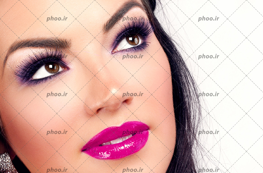 عکس مدل زن آرایش غلیظ کرده در زمینه سفید