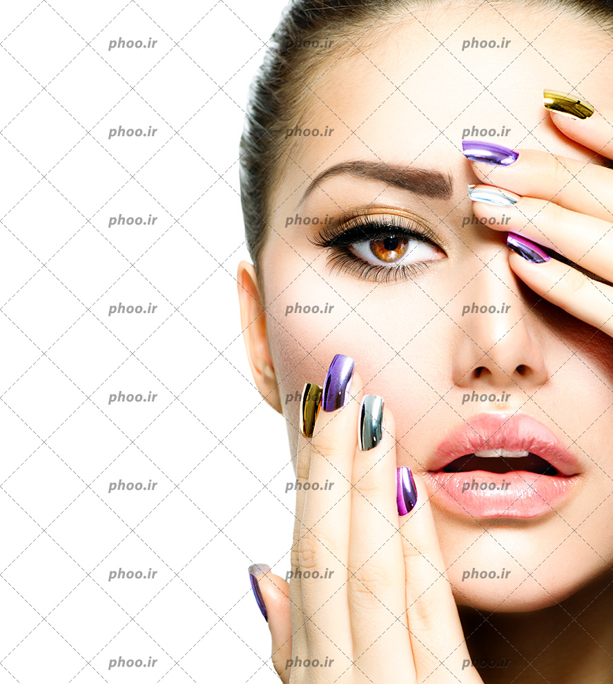 عکس مدل زن آرایش کرده با دستان لاک زده روی صورت در زمینه سفید