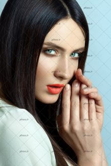 عکس مدل زن با موهای مشکی و چشمان آبی در زمینه آبی